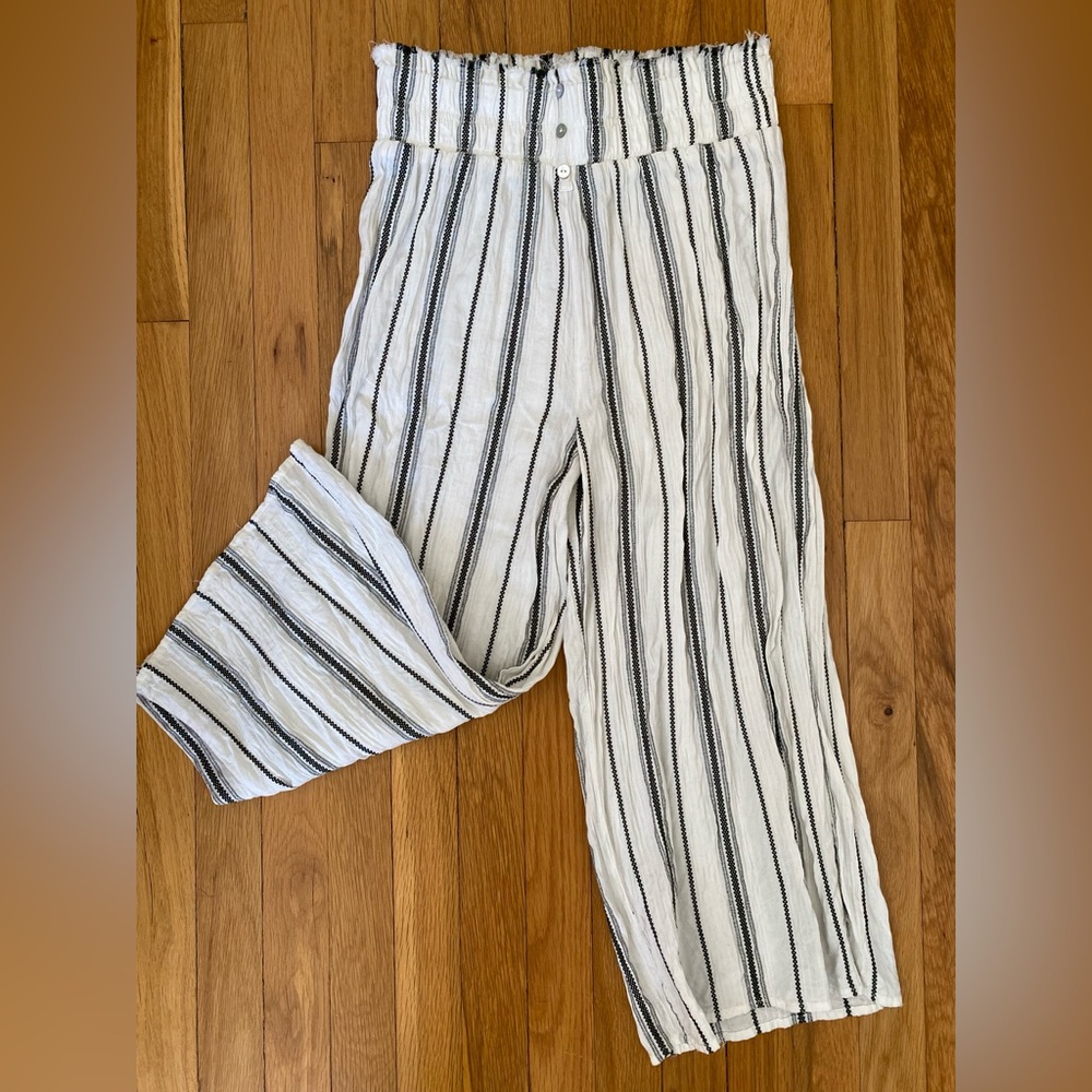 High waisted lounge capris, striped white and dark green